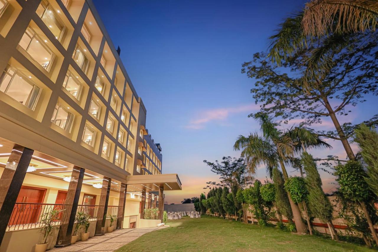 Regenta Dehradun By Royal Orchid Hotels Limited Ngoại thất bức ảnh